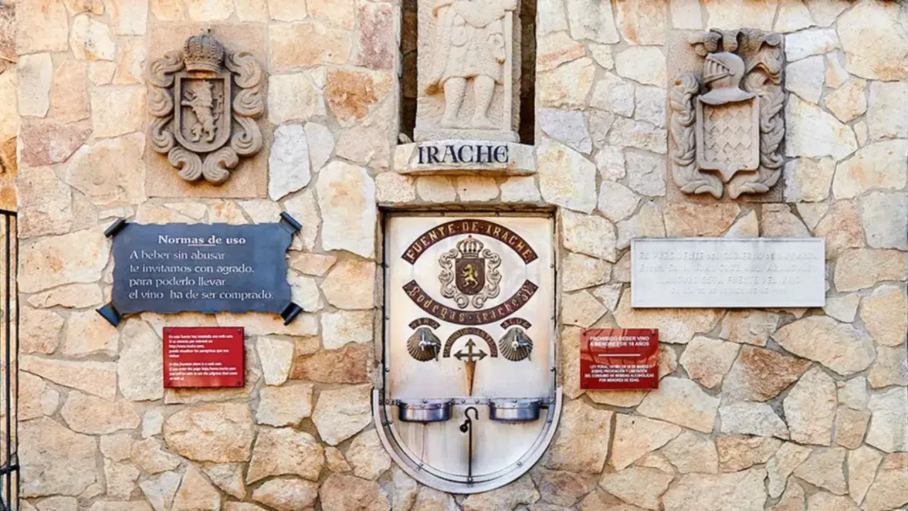 Fuente de vino del Camino de Santiago en Irache. Un lugar único para peregrinos, donde el vino fluye libremente.