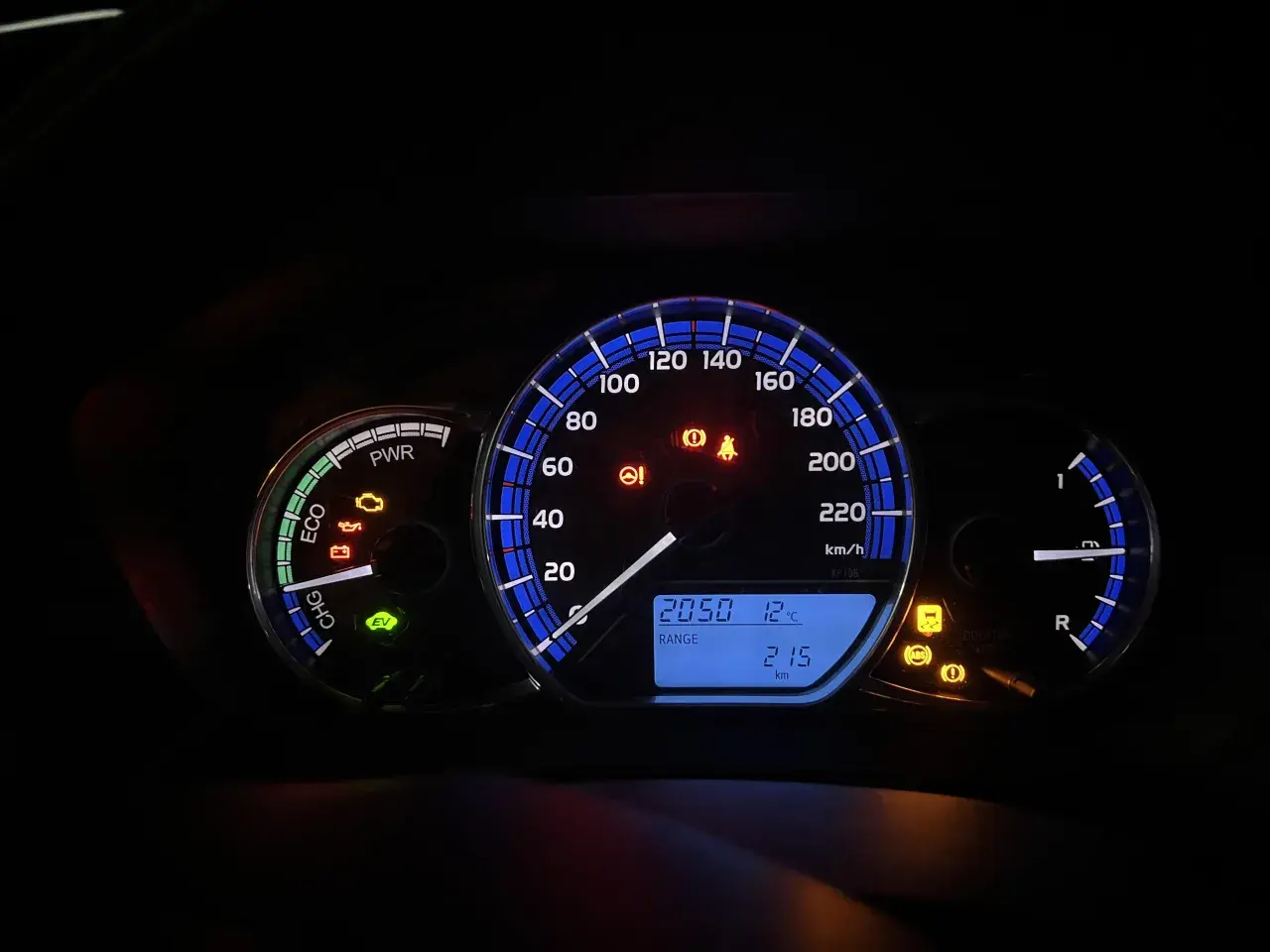 Varninglampor lyser på instrumentpanelen på en Toyota Yaris Hybrid, vilket indikerar ett problem.