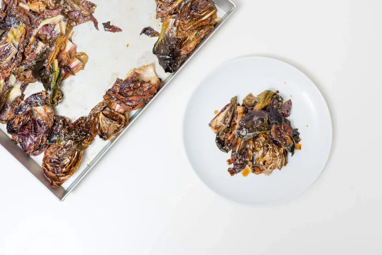 Gerösteter Radicchio, ein einfaches italienisches Rezept, liegt auf einem Blech und auf einem Teller.