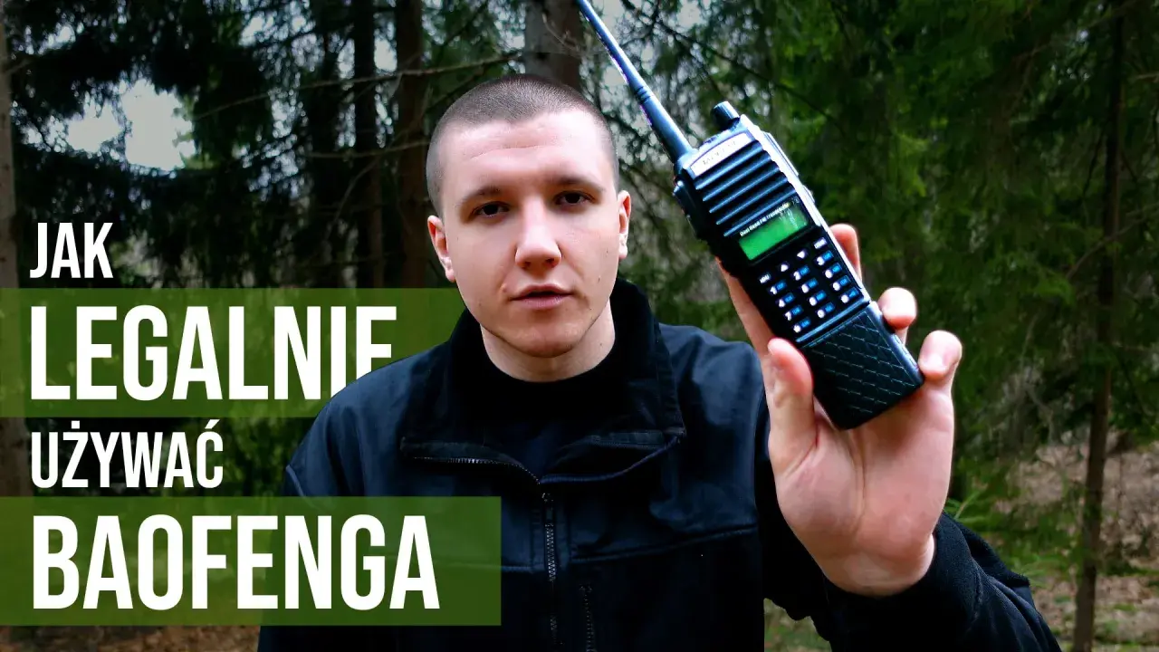 Mężczyzna trzyma radiostację Baofeng w lesie. Napis na ekranie informuje "Jak legalnie używać Baofenga".