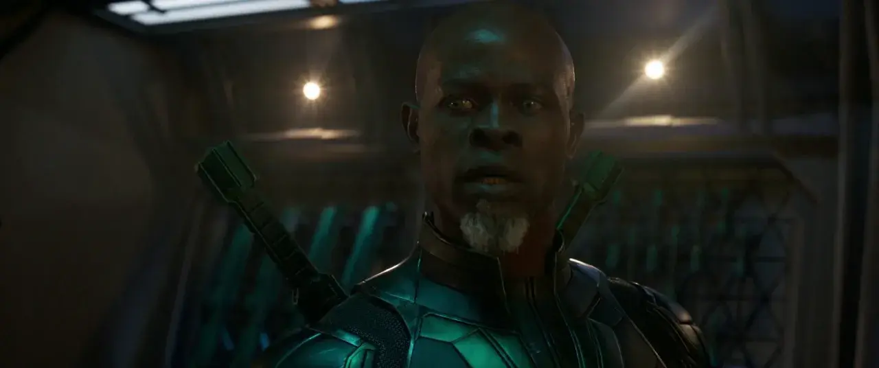 Djimon Hounsou dans Marvel, en guerrier Kree, prêt au combat avec son arme sur le dos.