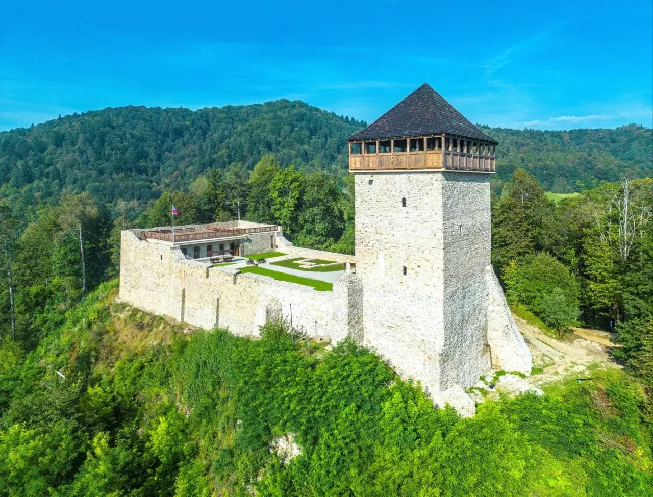 Kamienny dwór starostów Muszyna, otoczony zielenią, góruje nad wzgórzami. Wieża z drewnianą nadbudową i tarasami zaprasza do zwiedzania.