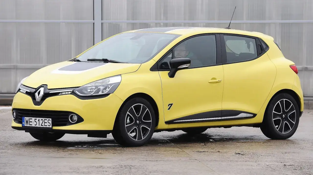 Żółte Clio 4 RS z czarnymi akcentami i numerem 7 na drzwiach, gotowe do jazdy.