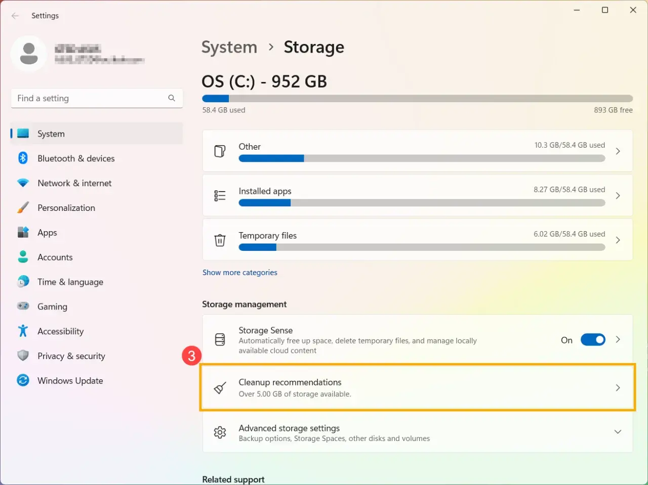 Ustawienia Windows 11: Zarządzanie dyskiem, sekcja "Zalecenia dotyczące oczyszczania" pokazuje ponad 5 GB wolnego miejsca.