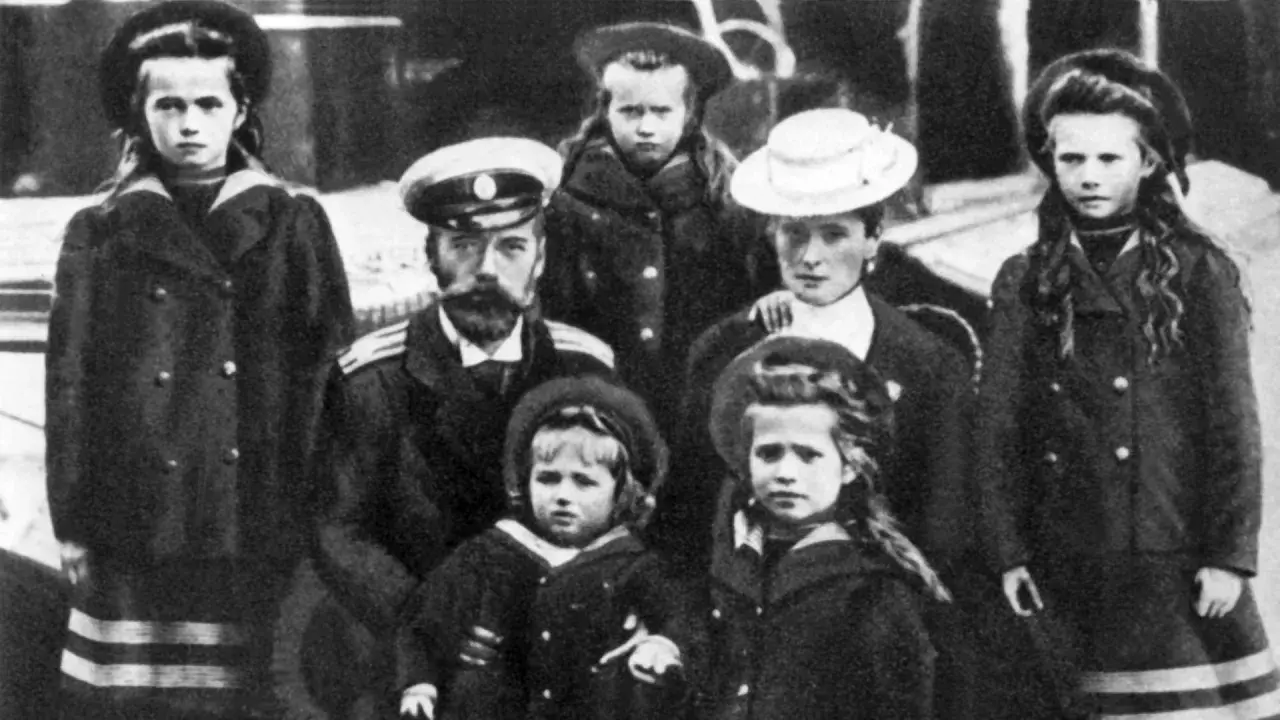 Kaiser Nikolaus II. mit seiner Familie. Die Kinder, darunter Olga, Tatjana, Maria, Anastasia und Alexei, posieren für ein Familienfoto.