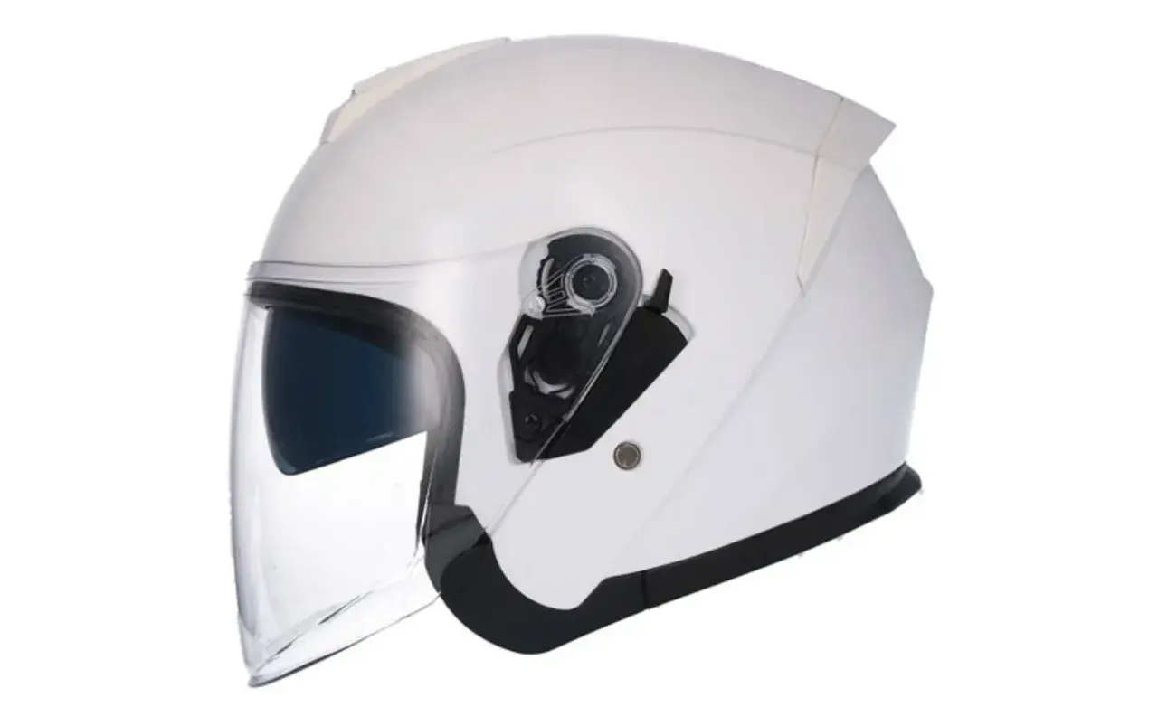 Casco jet blanco con pantalla transparente, cumpliendo la normativa de cascos jet para tu seguridad.