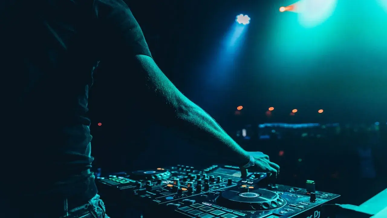 Zostań DJ-em weselnym w Polsce: Zarobki, sprzęt i sekrety sukcesu