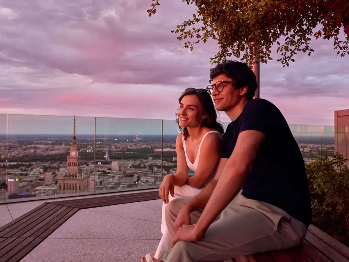 Para zakochanych podziwia zachód słońca z tarasu widokowego Varso Tower.