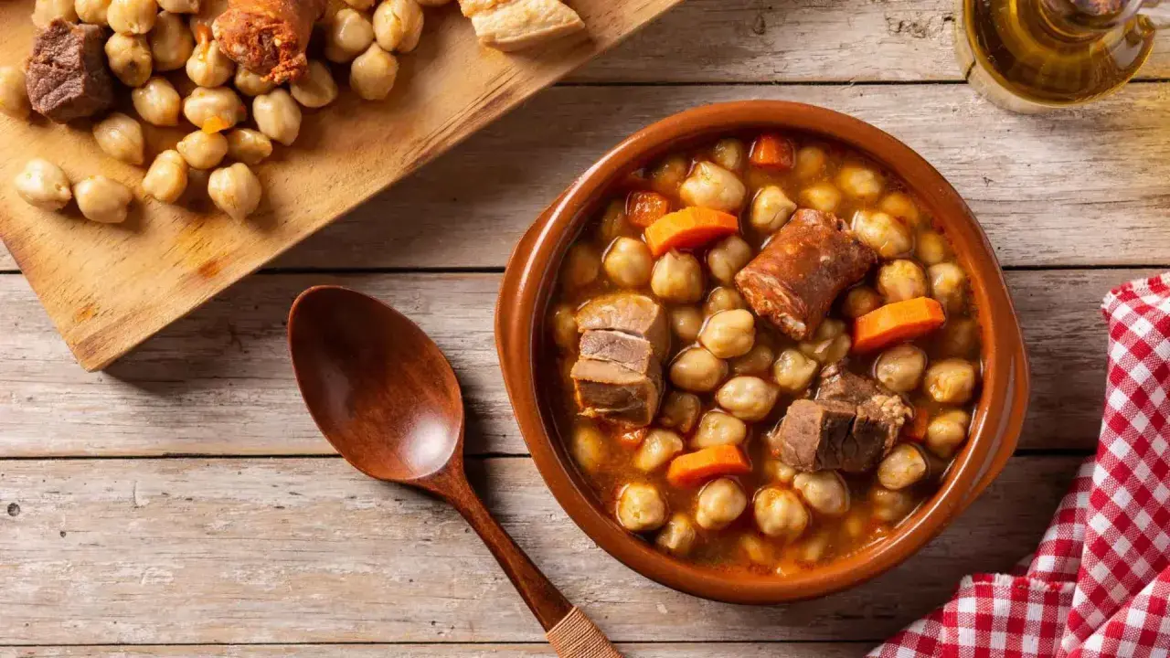 Un delicioso plato de garbanzos con chorizo y carne, perfecto para comer cocido en Zaragoza.