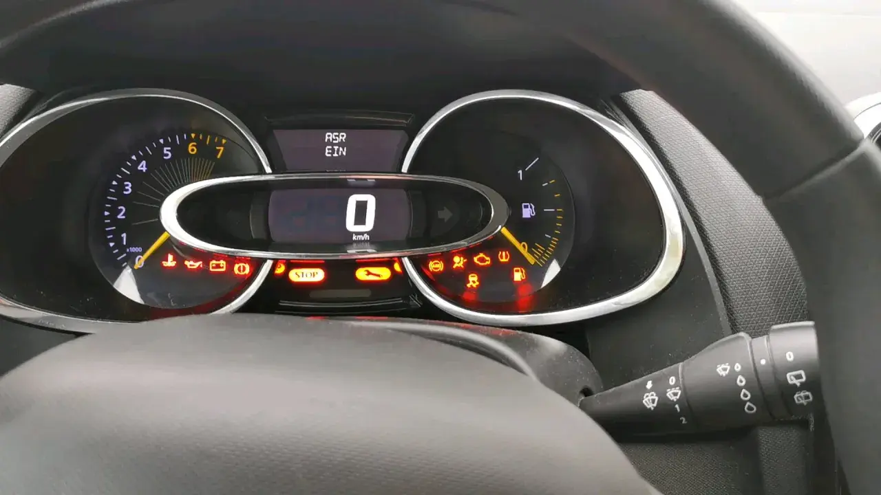 Armaturenbrett eines Renault mit leuchtenden Warnlampen und der Anzeige "ASR EIN".