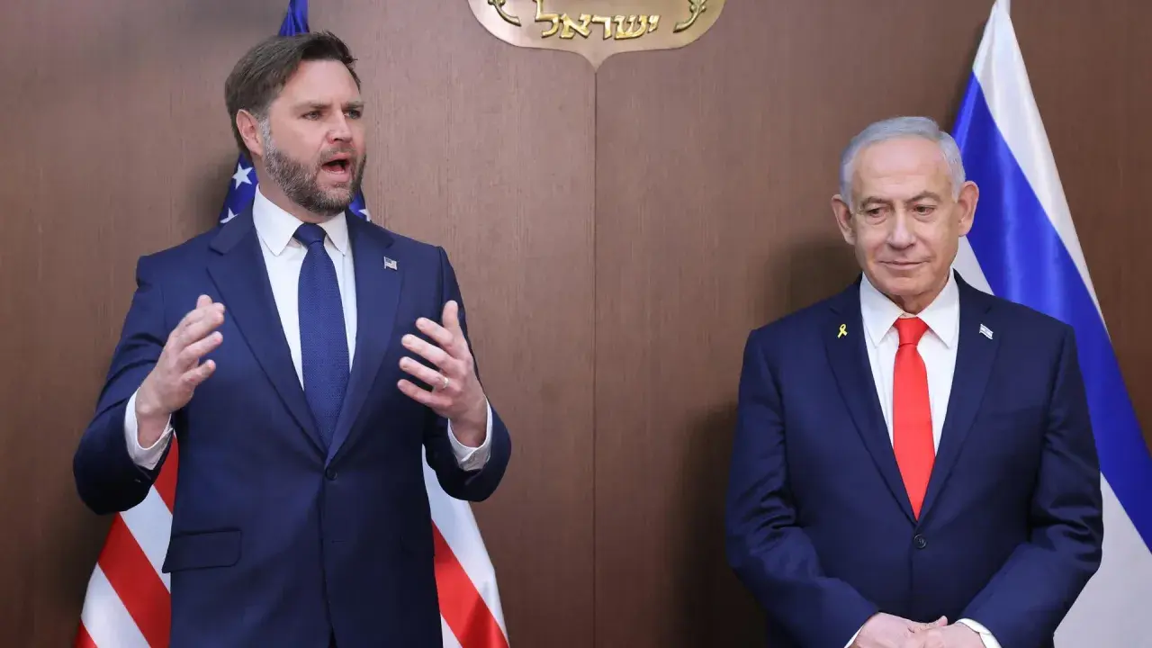 Der israelische Premierminister Benjamin Netanjahu und ein amerikanischer Beamter stehen vor einer Holzvertäfelung mit dem Staatswappen Israels.