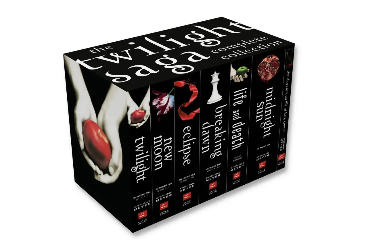 Die komplette "Twilight Saga" Buchreihe, mit Titeln wie "Bis zum Morgengrauen", "New Moon" und "Eclipse", in der richtigen Reihenfolge.
