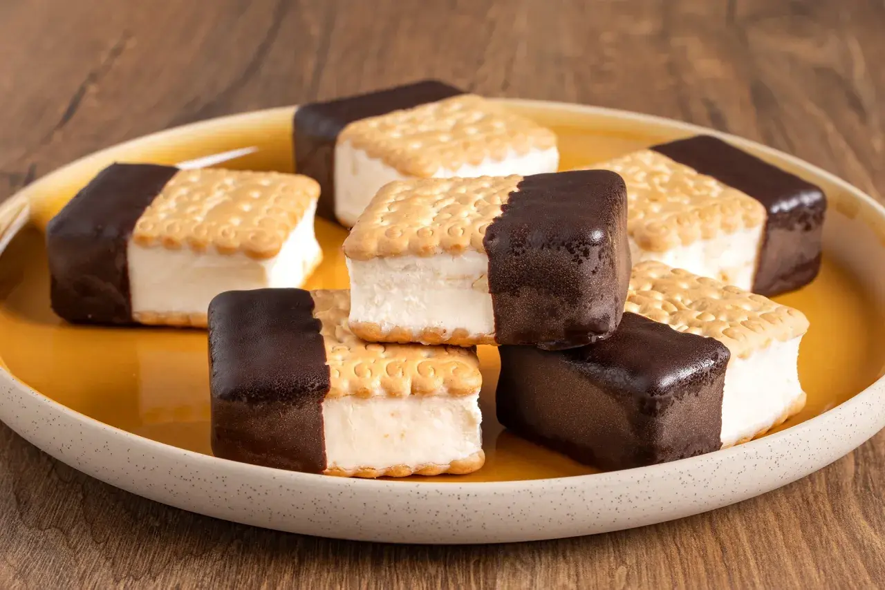 Biscotti gelato con oro Saiwa, una ricetta golosa: biscotti secchi ripieni di gelato e ricoperti di cioccolato fondente.