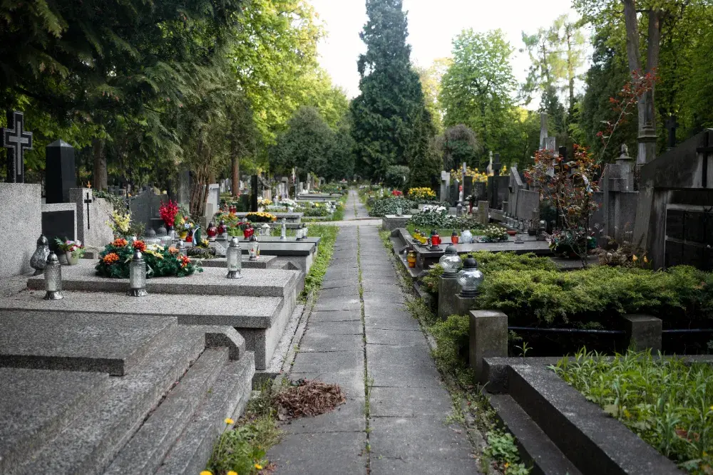 Jak ozdobić pomnik na cmentarzu, by wyrazić szacunek i pamięć