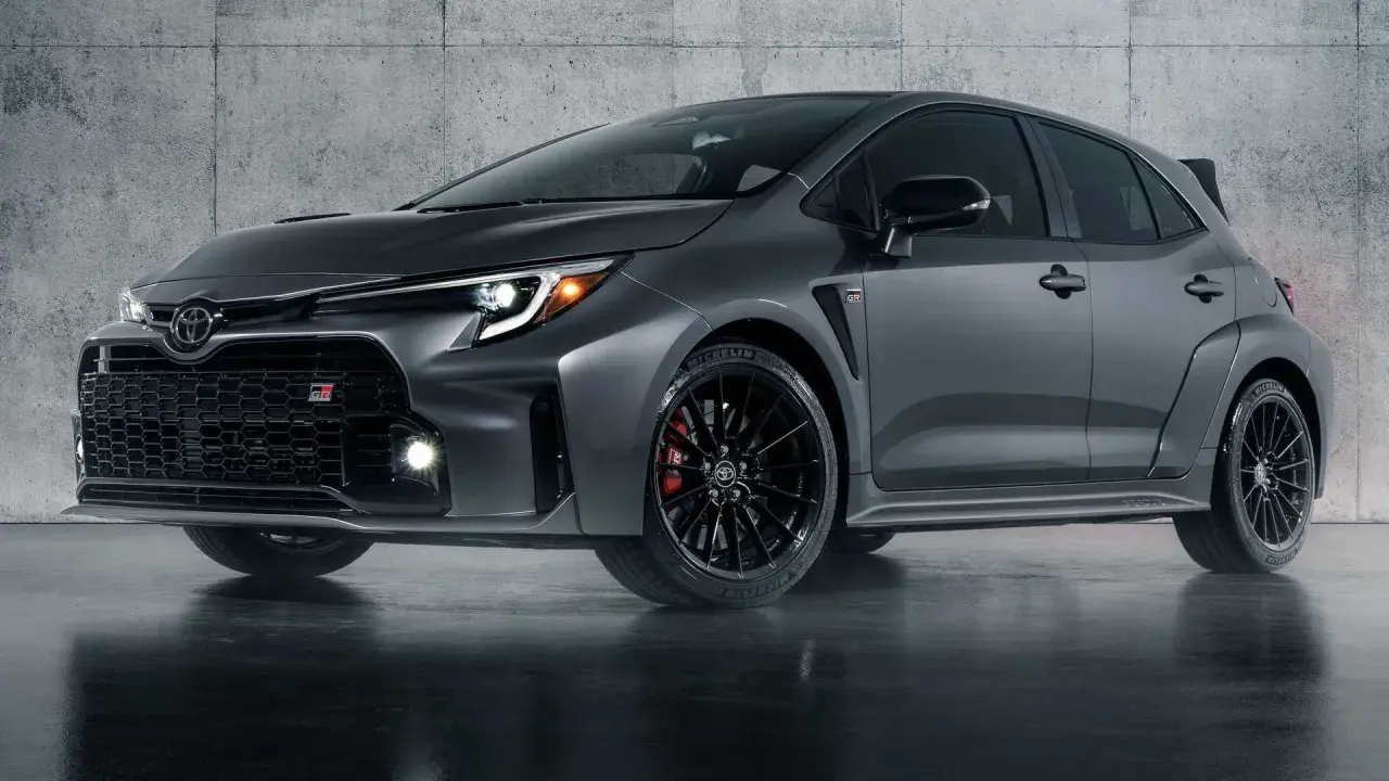Grauer Toyota Corolla GR mit 300 PS, aggressiver Front und sportlichen Details.