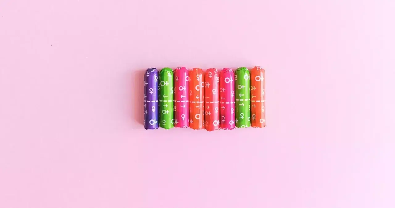 Tampones de colores alineados. ¿Por qué dura menos la regla con tampones? La absorción interna los hace eficientes.