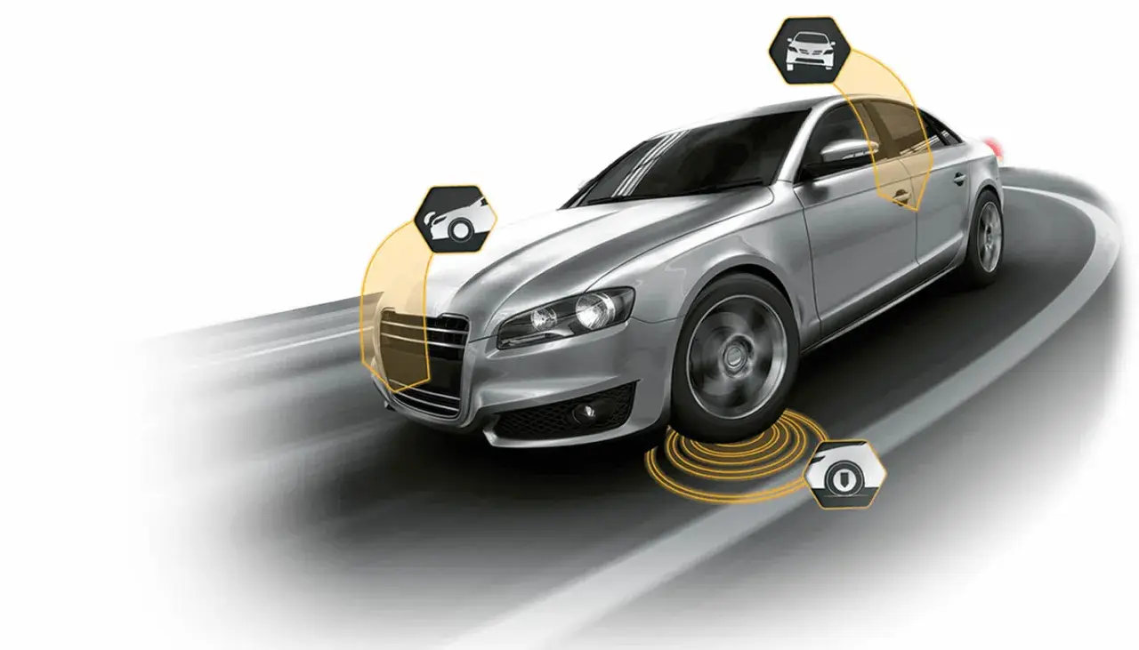Coche plateado en movimiento, con iconos que sugieren sistemas de asistencia y el concepto de alineamiento de ruedas para un viaje seguro.
