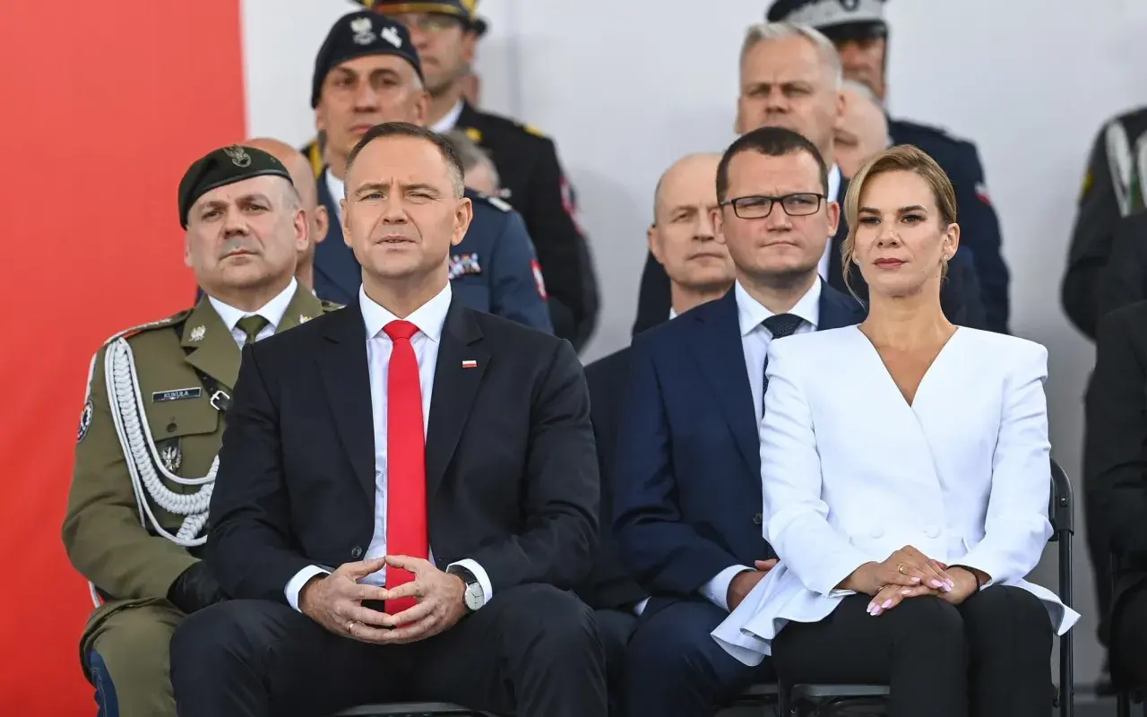 Prezydent Duda i Pierwsza Dama podczas uroczystości. Czy urząd prezydenta zostanie pozbawiony części uprawnień w nowelizacji konstytucji?