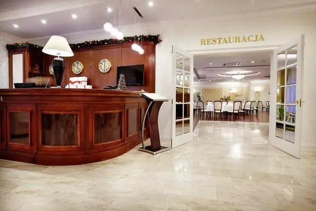 Co robi recepcjonistka w hotelu? Odkryj jej kluczowe zadania i wyzwania
