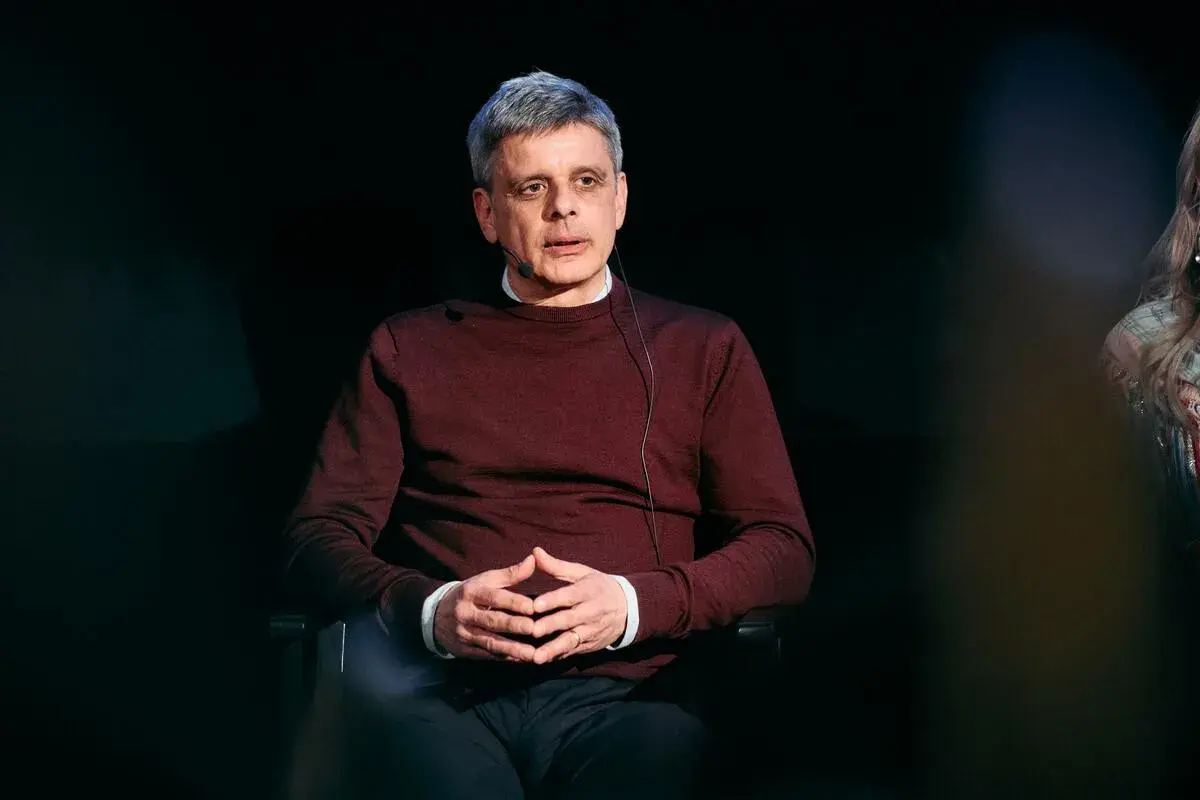 Peter Birro, känd för sina filmer och tv-program, sitter och talar med händerna knäppta.