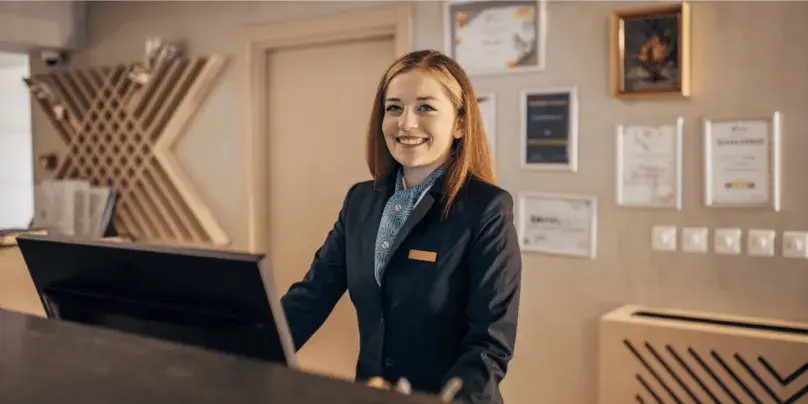 Ile zarabia się na recepcji w hotelu? Zaskakujące różnice w wynagrodzeniach