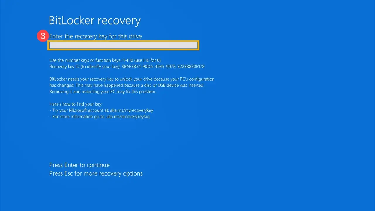 Ekran BitLocker recovery prosi o klucz odzyskiwania, by odblokować dysk po zmianie konfiguracji PC. Wpisz klucz lub naciśnij Esc.