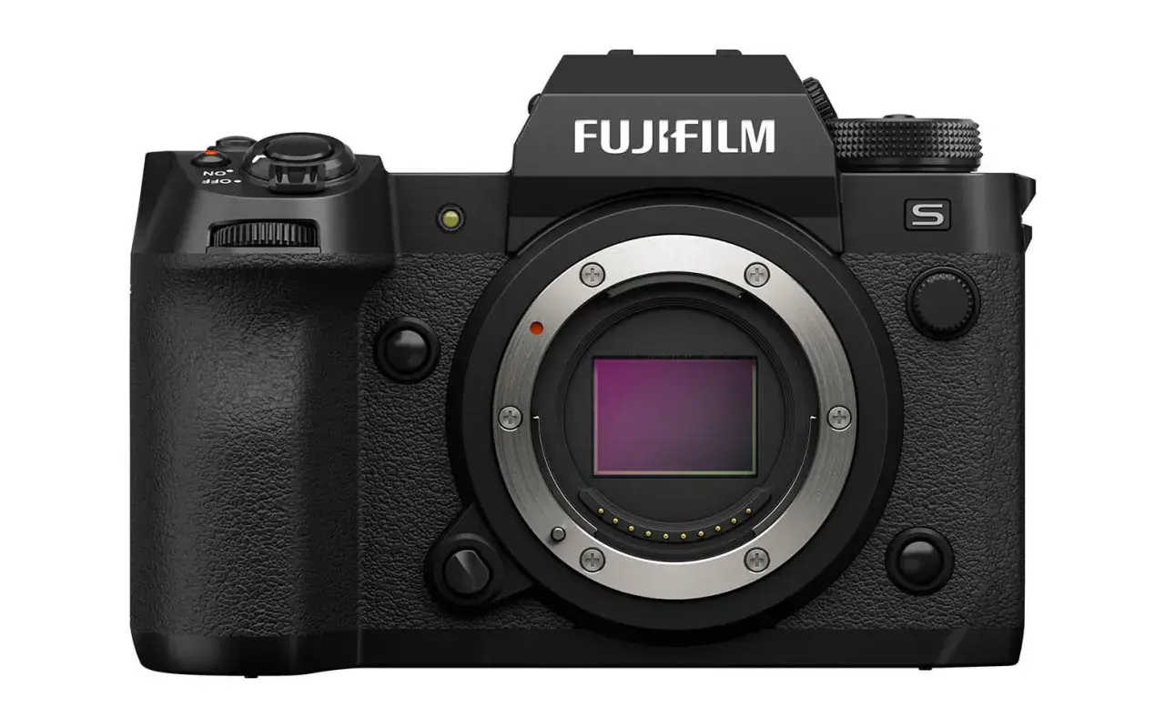 Czarny aparat Fujifilm XH2S z obiektywem.