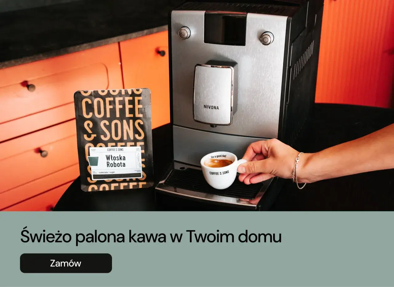 Kawa "Włoska Robota" od Coffee & Sons w filiżance, obok ekspresu. Idealna na "extra shot" na dobry dzień.