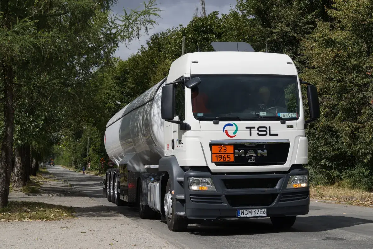 Transport a spedycja: kluczowe różnice i rola spedytora w TSL