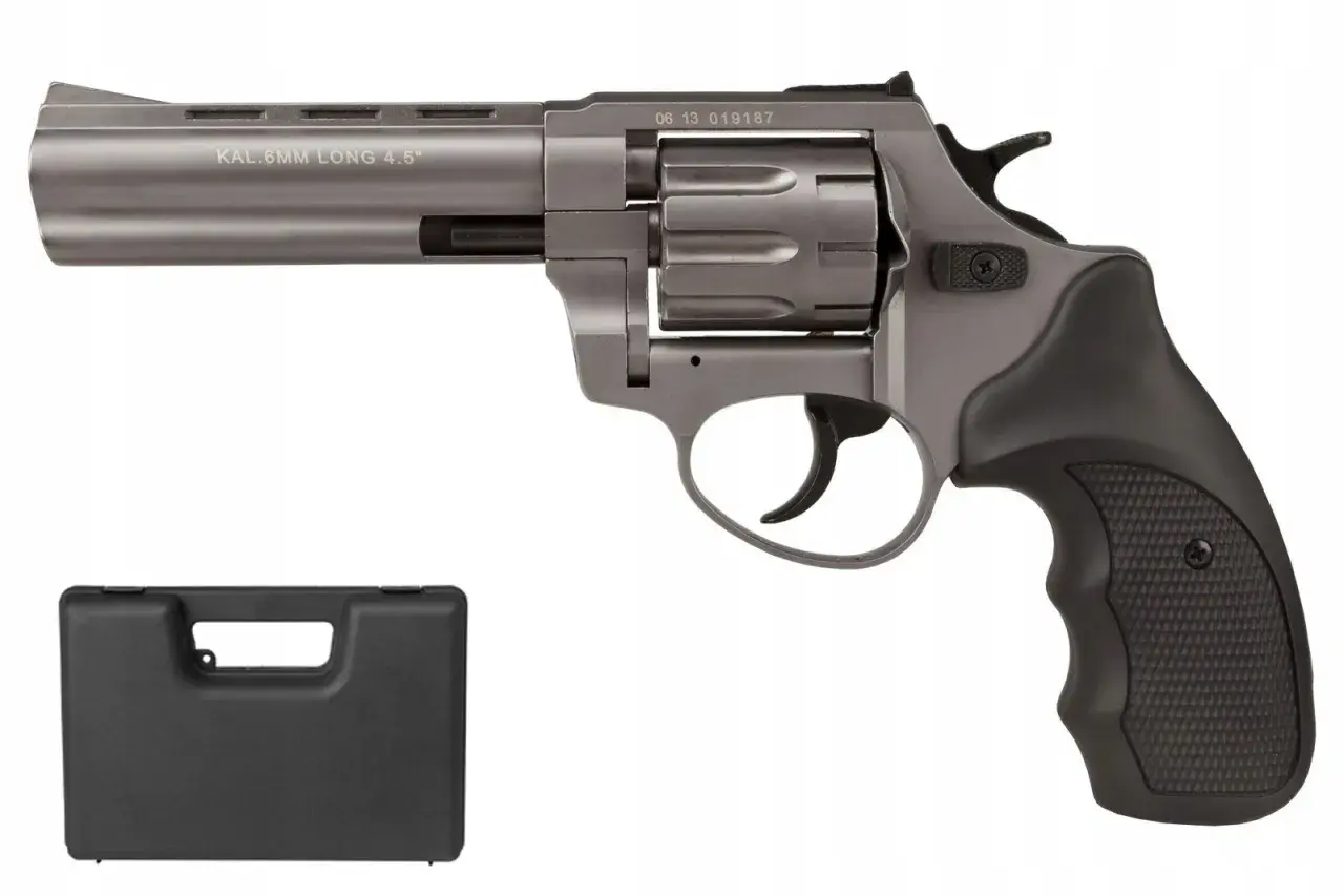 Szary rewolwer kal. 6mm LONG 4.5" z czarną rękojeścią i futerałem. Model ten, phantom 5.6 wycofany, jest już rzadkością.