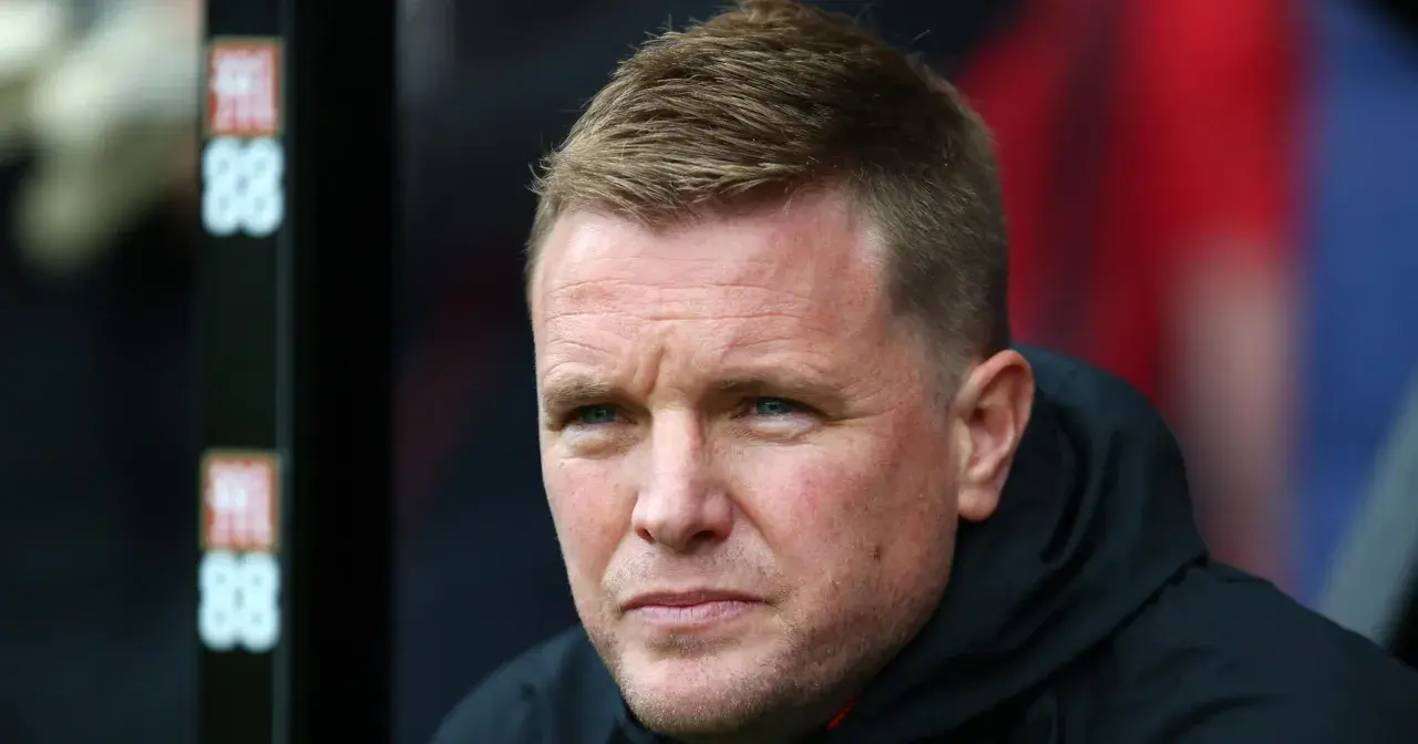 Eddie Howe, trener Newcastle, zamyślony na ławce rezerwowych.