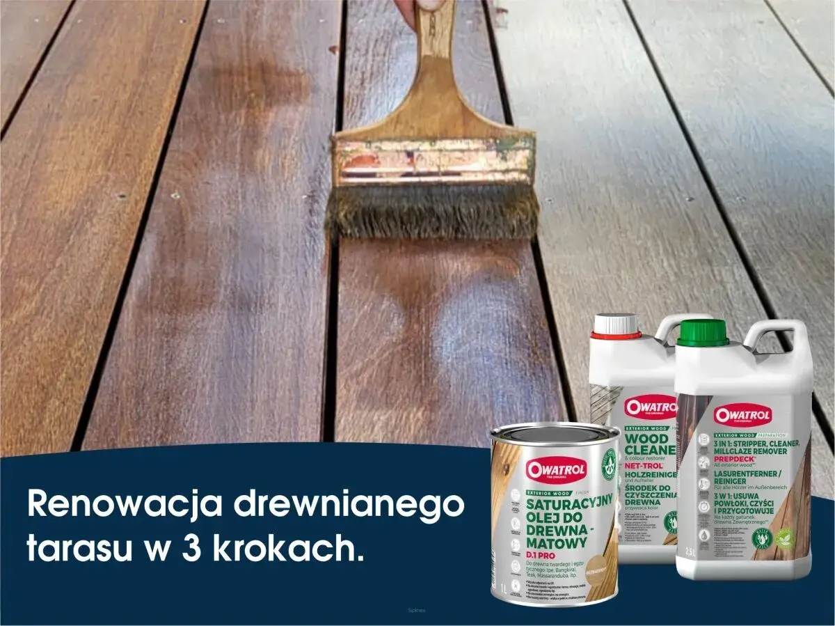 Olej do drewna podkreśla jego naturalne właściwości, odnawiając taras. Pędzel nakłada produkt na deski.