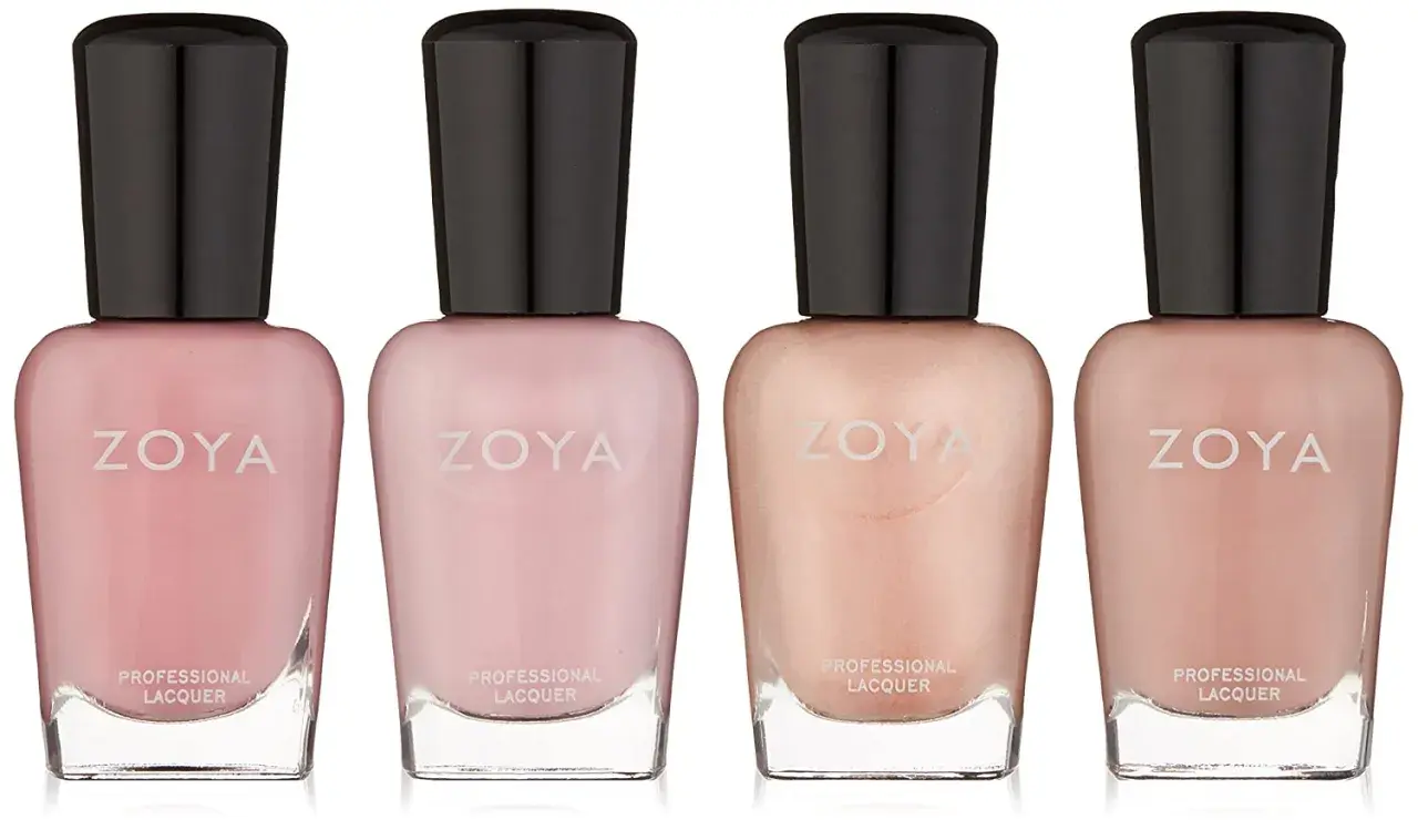 Fyra flaskor zoya nagellack i nyanser av rosa och beige.