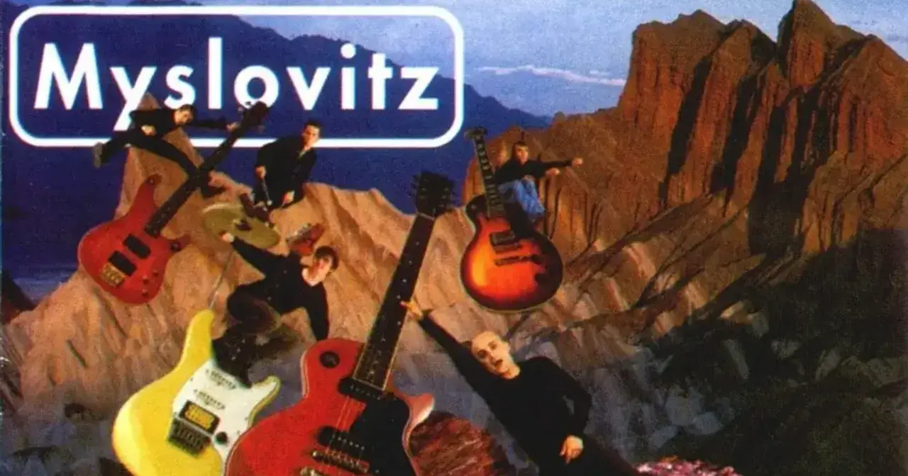 Myslovitz - miłość w czasach popkultury. Członkowie zespołu na tle gór, otoczeni gitarami, jakby w kosmicznej podróży.