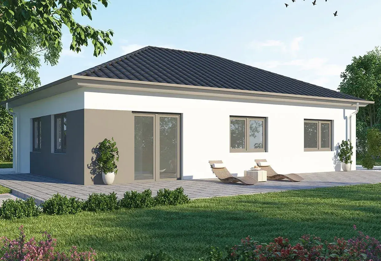 Moderner Bungalow aus Stein mit großem Garten und zwei Liegestühlen.