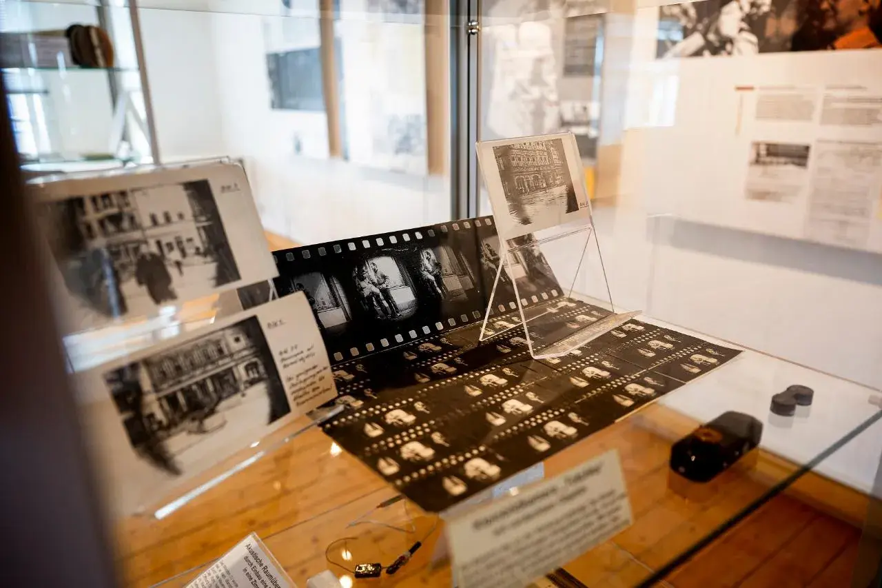 Im Stasi Museum Erfurt: Filmstreifen und Fotos zeigen die Überwachung. Einblicke in die Vergangenheit.