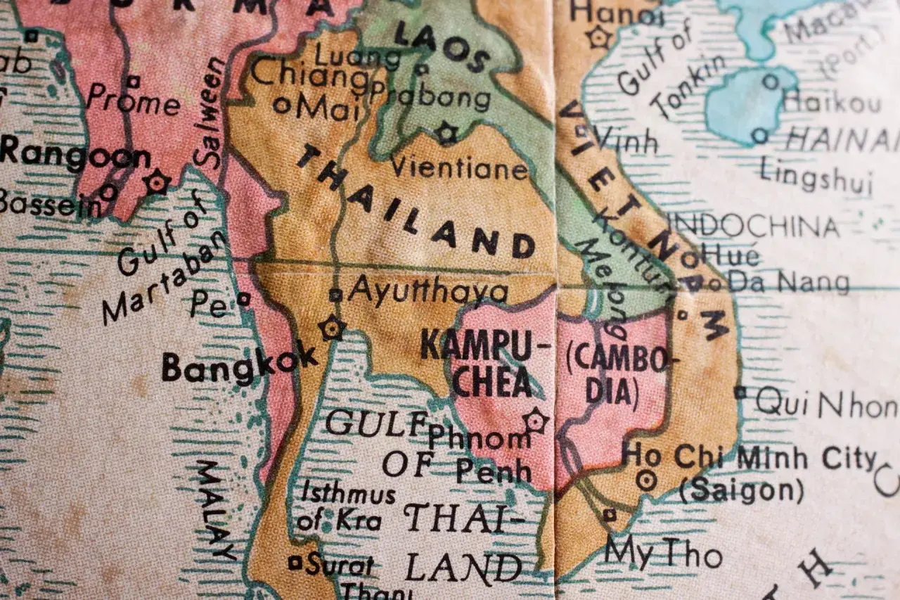 Mapa pokazuje, gdzie jest Tajlandia, obok Laosu, Kambodży i Wietnamu. Widać Bangkok i Zatokę Tajlandzką.