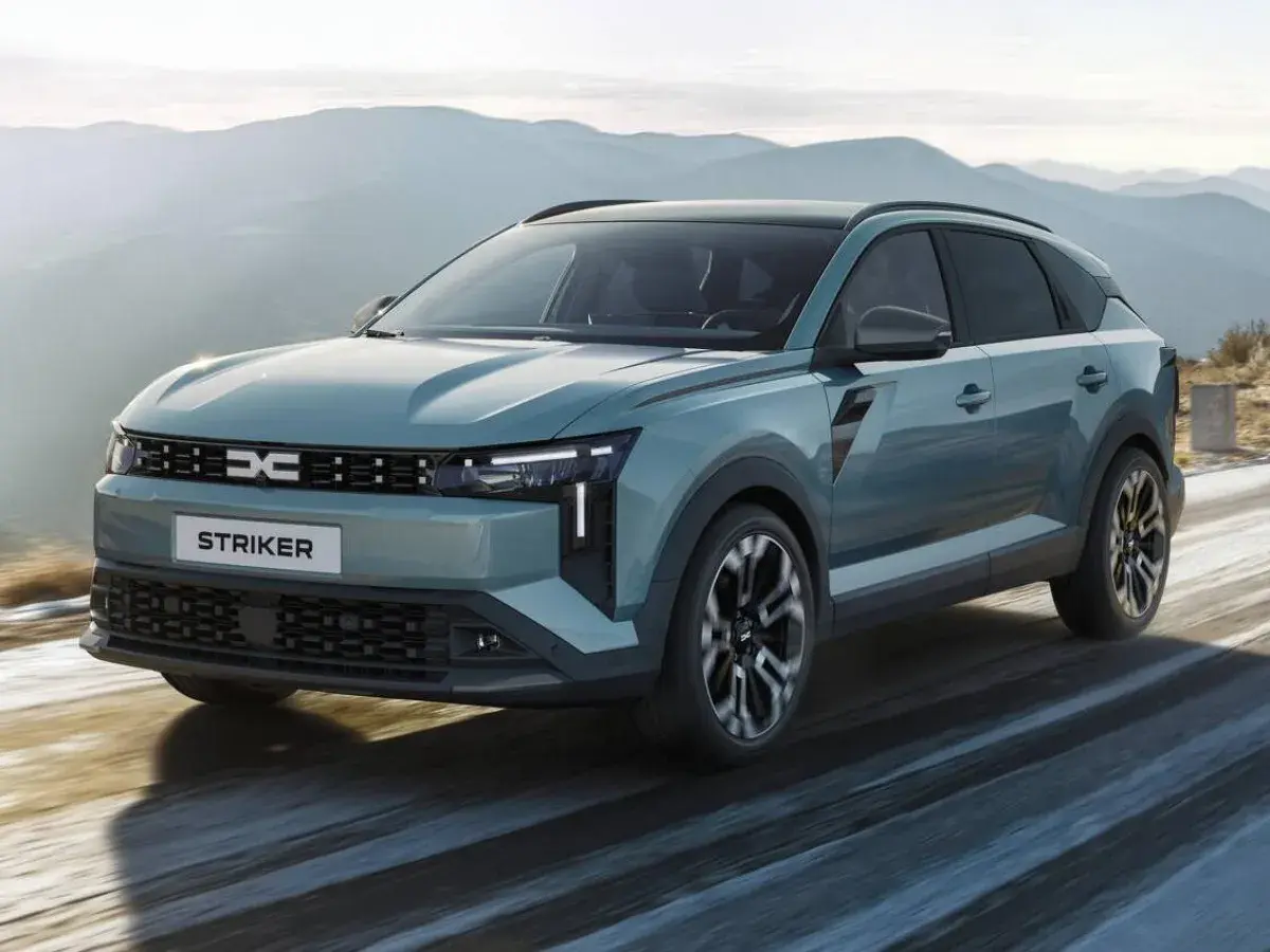 Dacia c neo, un SUV moderno, attraversa un paesaggio montano innevato.