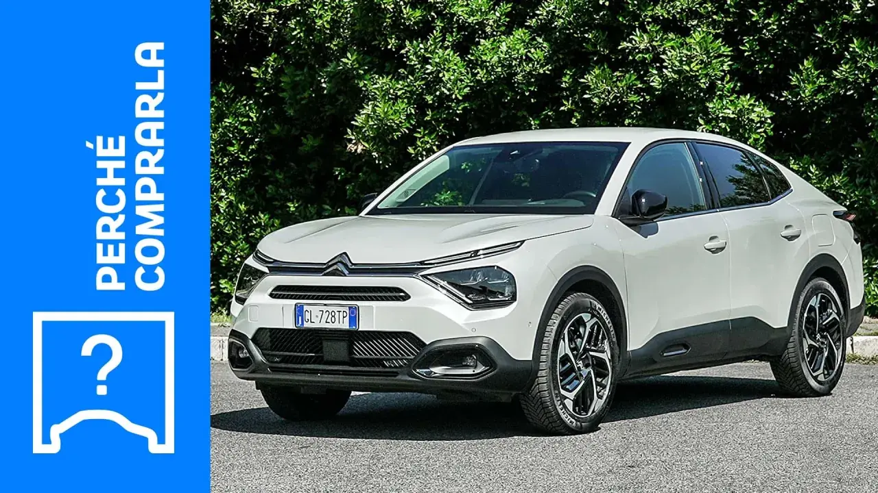 Citroën C4, un'auto grande e moderna, con un design audace e un'icona a punto interrogativo.
