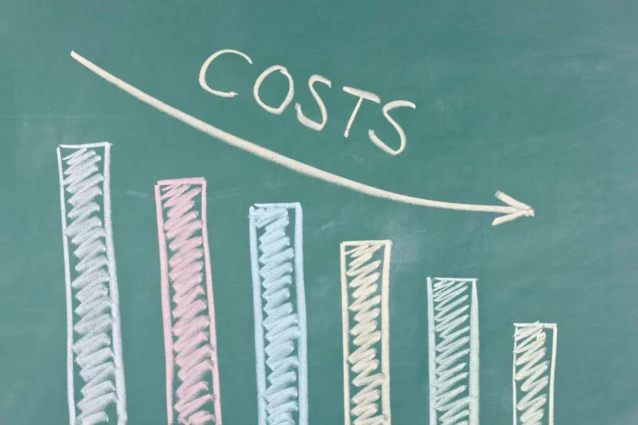 Grafico a barre disegnato a mano con la parola "COSTS" e una freccia discendente, simbolo di riduzione costi aziendali.