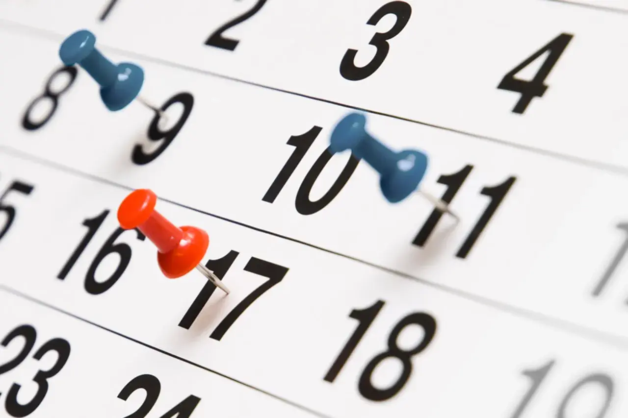 Calendario con puntine blu e rosse. Segna la data importante: quando esce il CUD.