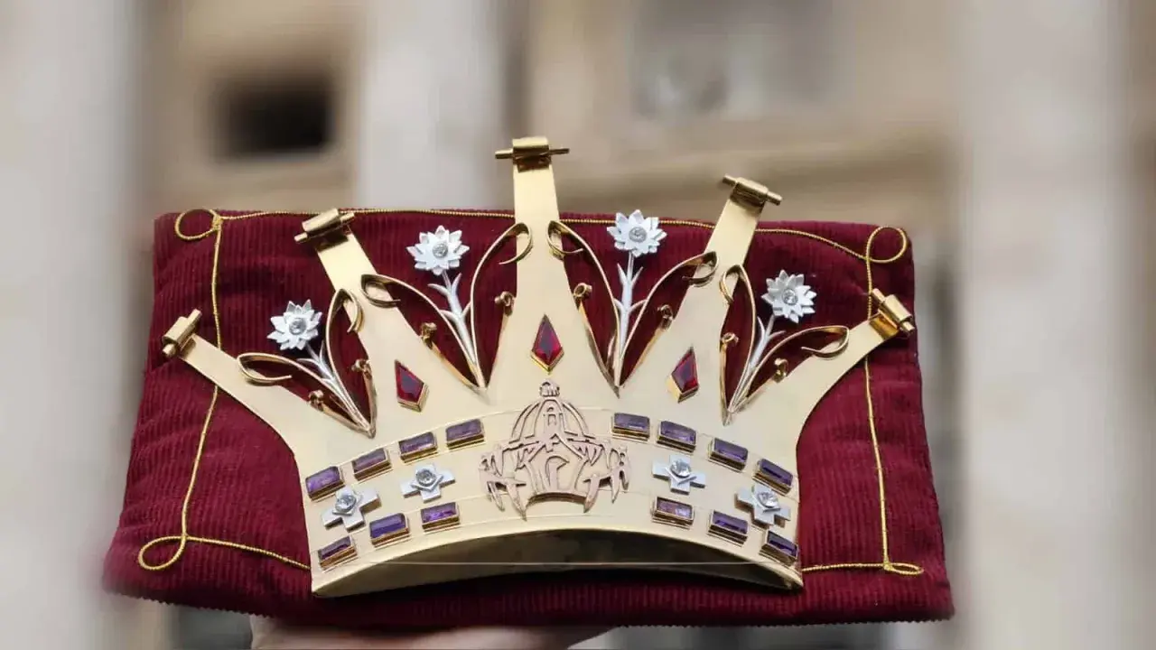 Goldene Tiara Papst, verziert mit Edelsteinen und Blumen, ruht auf einem roten Samtkissen.