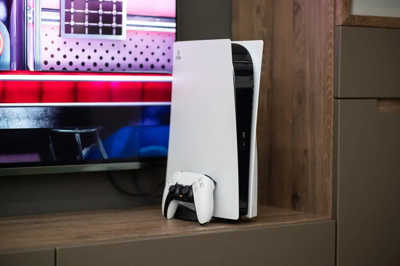Konsola PlayStation 5 z kontrolerem DualSense gotowa do akcji. Czas na nowe gry PS5!