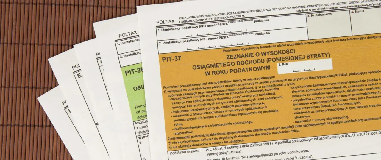 Formularze PIT-37 i PIT-36, dokumenty niezbędne do rozliczenia dochodów i zgłoszenia zmiany rezydencji podatkowej.