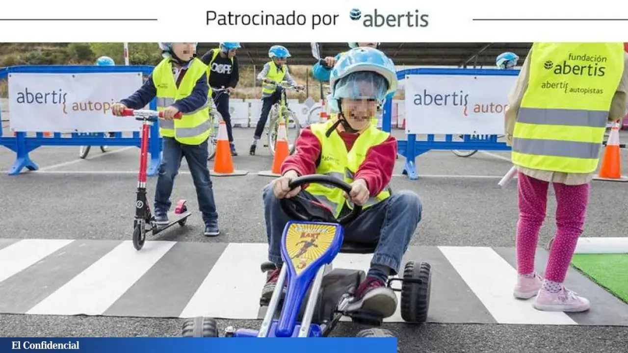 Niños aprenden seguridad vial en actividades educativas. Un niño en un kart, otro en patinete y otros en bicicleta, todos con chalecos reflectantes.