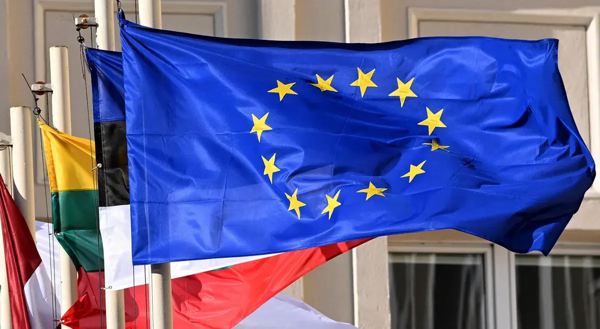 Flaga Europy: Co oznaczają 12 gwiazd? Symbolika i historia