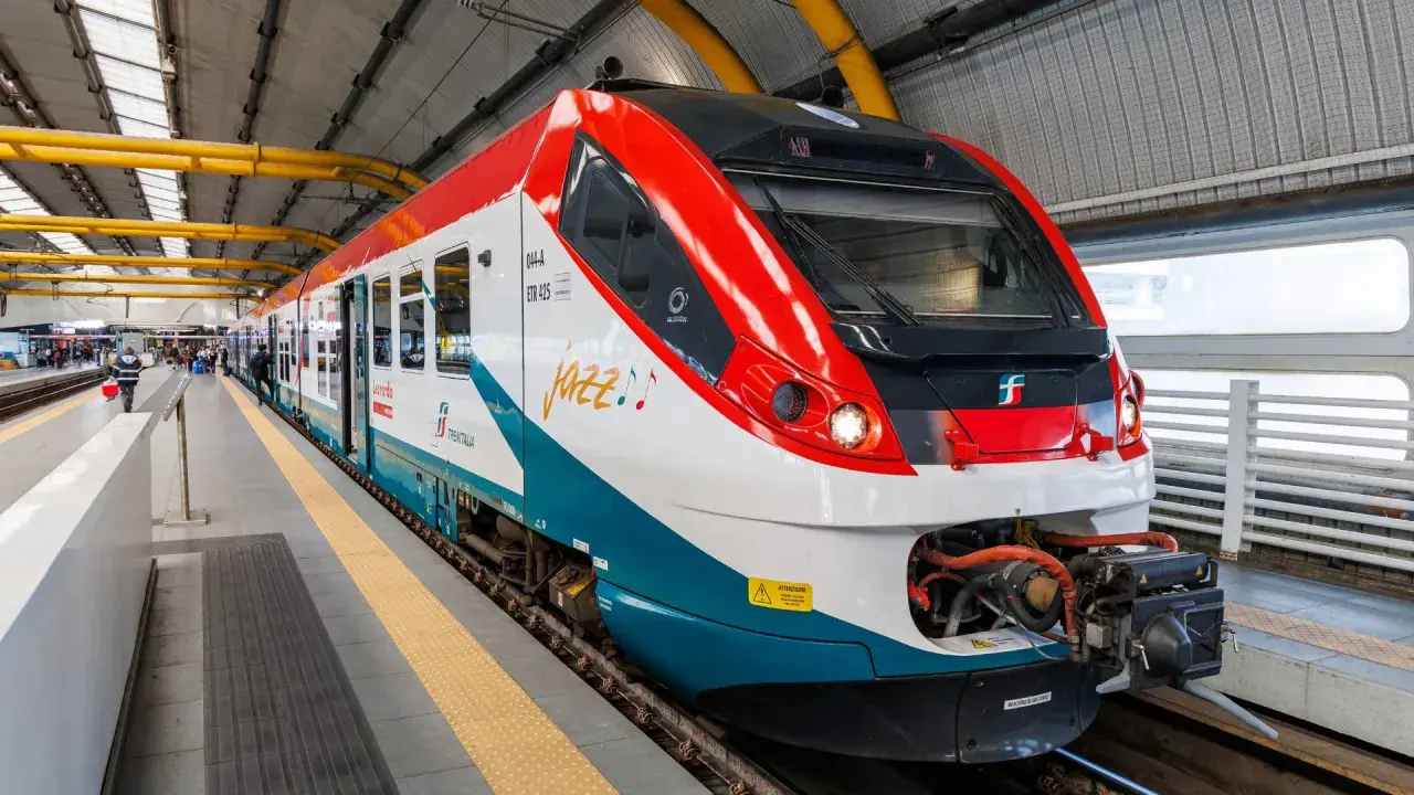 Treno Jazz di Trenitalia in una delle stazioni a Roma, pronto a partire.