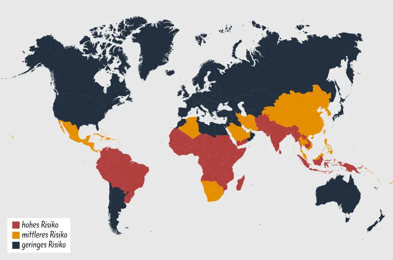 Weltkarte zeigt Risikogebiete für Impfungen bei einer Weltreise. Rot: hohes Risiko, Orange: mittleres Risiko, Dunkelblau: geringes Risiko.