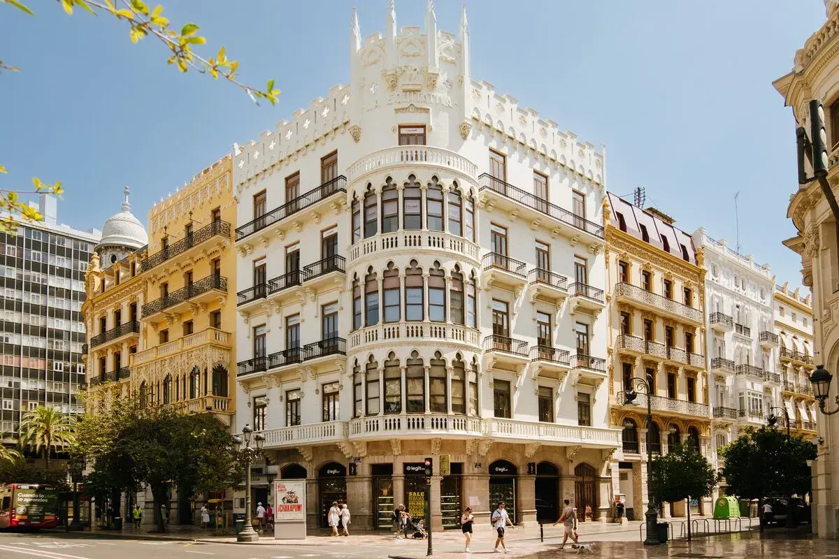 Edificio emblemático de la arquitectura en Valencia, con detalles neogóticos y balcones de hierro forjado.