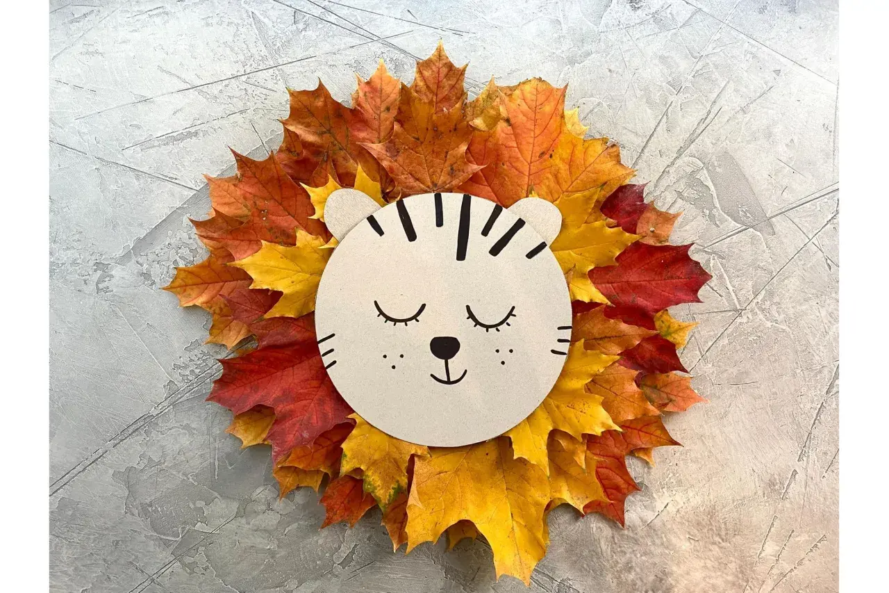 Süßer Löwe aus bunten Herbstblättern, ein tolles Bastelprojekt für Kinder.